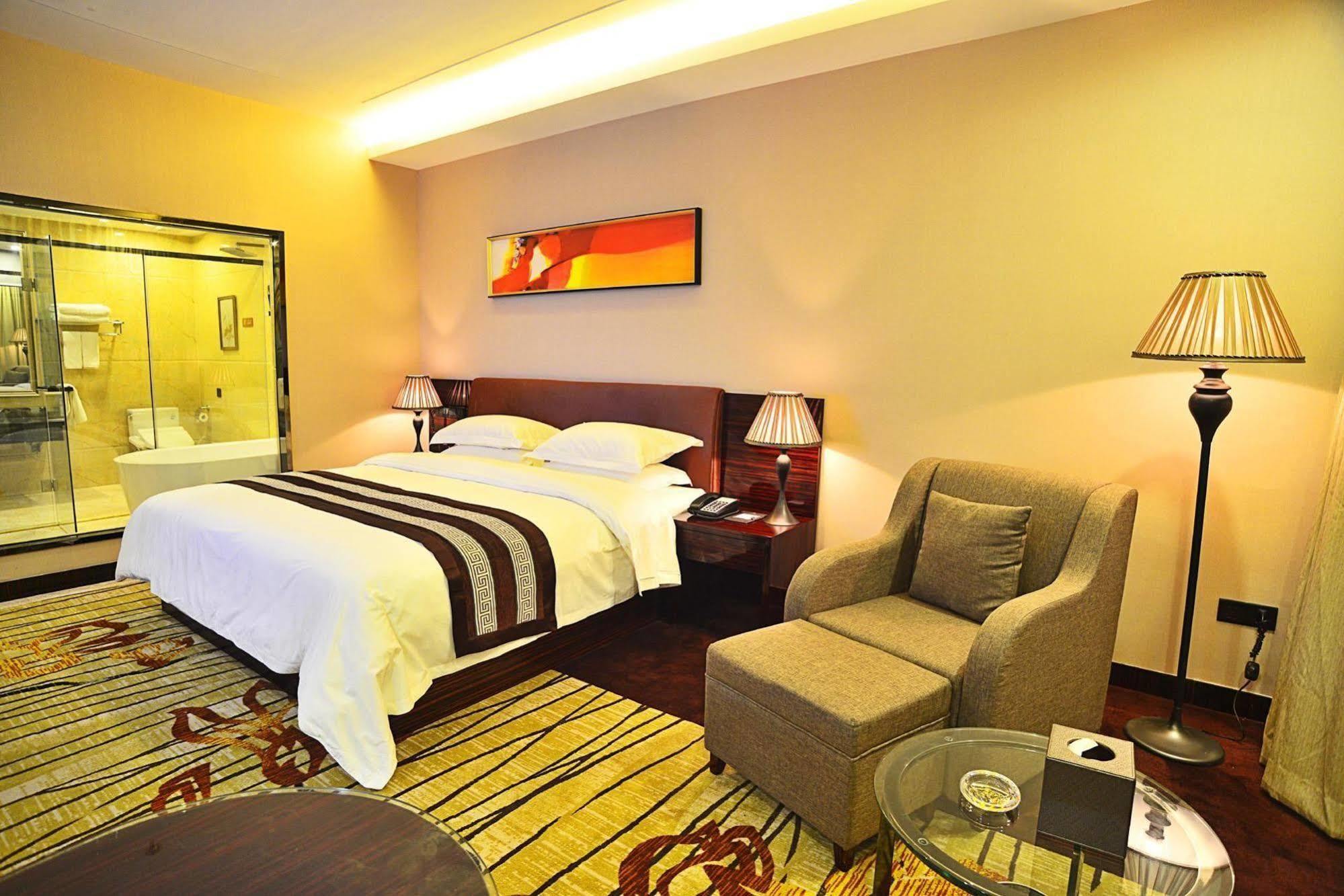 Liang Fan Holiday Inn Kuangcsou Kültér fotó